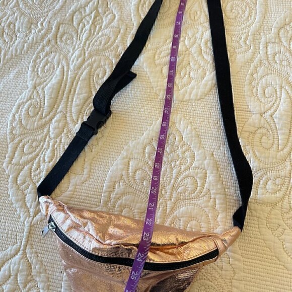 PLUS size fanny pack - rose gold metallic with black detail, extra long strap - Picture 3 of 5